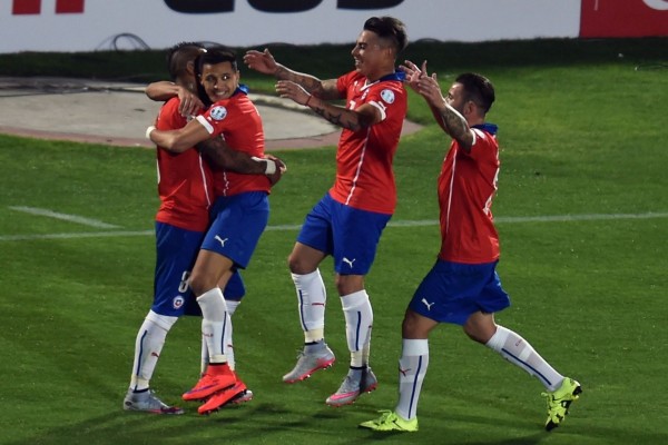 Abrazo entre los jugadores chilenos tras marcar un gol a Ecuador "Copa América 2015"