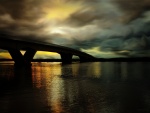 Cielo nublado sobre un puente y el río