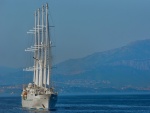 Barco recorriendo el mar Adriático