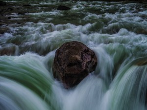 Piedra en el cauce de un río
