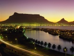 Ciudad del Cabo iluminada (Sudáfrica)