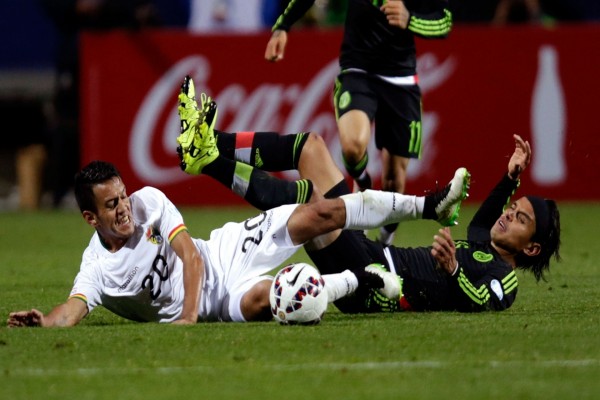 Jugadores de México y Bolivia en el suelo "Copa América Chile 2015"