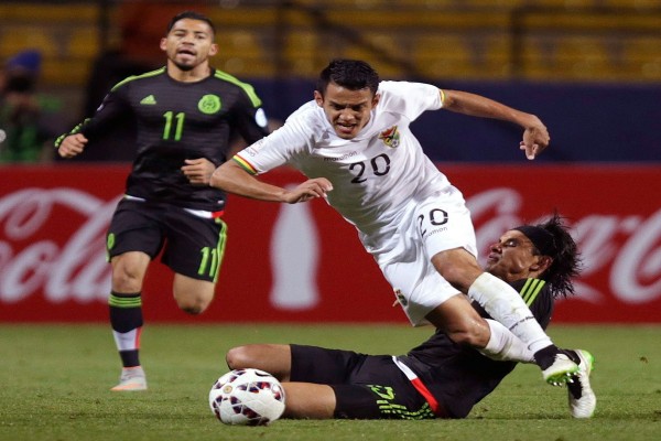 Lucha por el balón en el partido México contra Bolivia "Copa América 2015"
