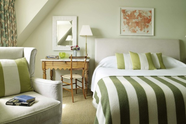 Elegante dormitorio en tono verde