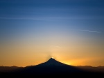 El sol se levanta detrás del monte Hood