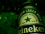 Lata de Heineken sobre cubitos de hielo