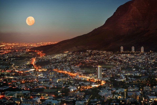 Luna llena sobre Ciudad del Cabo (Sudáfrica)