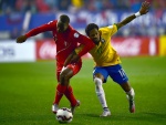 Peleando por el balón en el partido Brasil contra Perú de la "Copa América 2015"