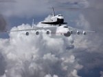 Transbordador Antonov An-225 entre nubes