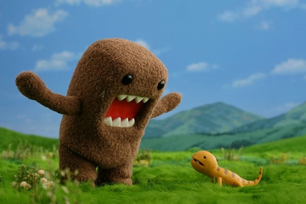 Domo-kun asustanto a un lagarto