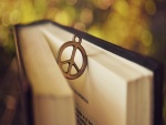 El símbolo de la paz sosteniendo la página de un libro