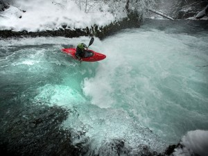 Piragüismo en un río invernal