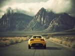 Lotus amarillo circulando por una carretera