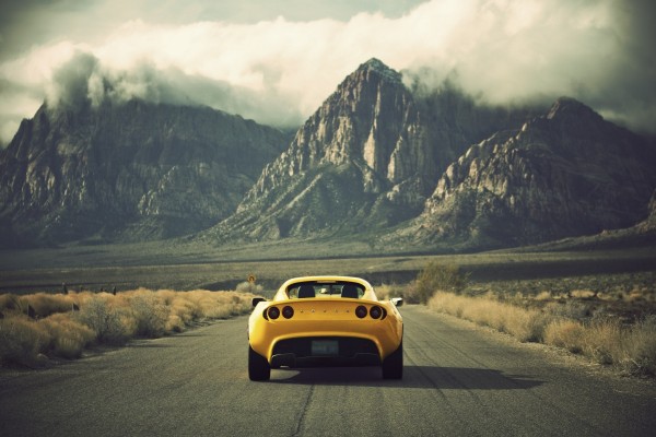 Lotus amarillo circulando por una carretera