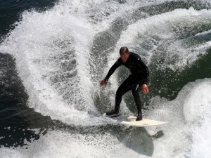 Hombre surfeando