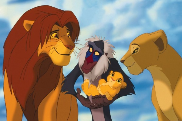 Simba y Nala observando a su cachorro en brazos de Rafiki (El Rey León)