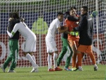 Abrazos entre los jugadores de Bolivia en un partido de la "Copa América 2015"