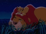 Simba sobre la cabeza de su padre Mufasa (El Rey León)