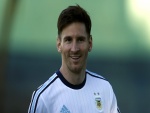 Leo Messi sonriendo con la camiseta de Argentina