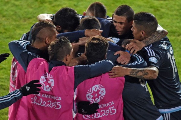 Abrazo de los jugadores argentinos tras ganar a Uruguay "Copa América 2015"