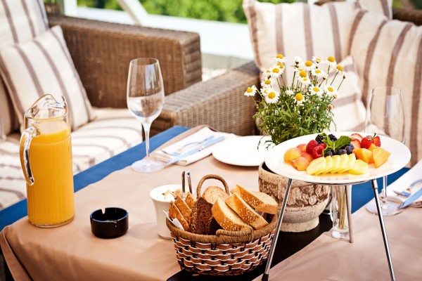 Desayuno en la mesa del jardín