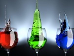 Líquido rojo, verde y azul en unas copas