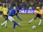Neymar lanzando el balón en el partido contra Colombia "Copa América 2015"