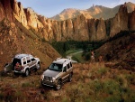 Dos Jeeps parados entre montañas rocosas