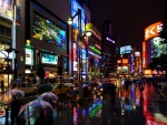 Noche lluviosa en una gran ciudad asiática