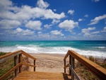 Escaleras de madera en una playa