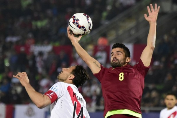 Jugador de Venezuela tocando el balón en el partido contra Perú "Copa América 2015"