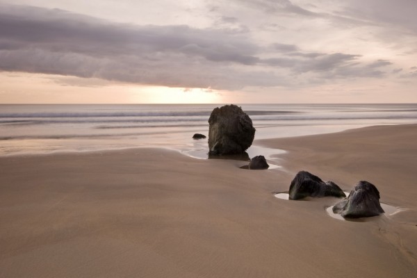 Rocas alineadas en una playa