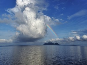 Nubes y arcoíris sobre el mar