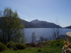 Vista del lago Lomond y el monte Ben Lomond (Escocia)