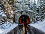 Túnel en una carretera invernal