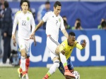 Julio Cesar Domínguez (México) peleando por el balón contra Ecuador "Copa América 2015"