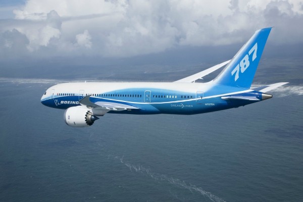 Un boeing 787 volando sobre el mar