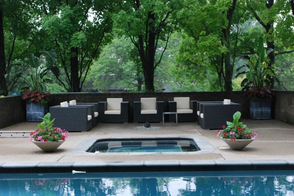 Un bonito jardín con piscina