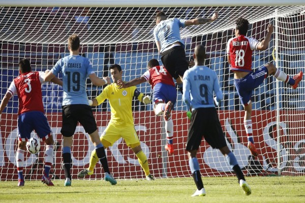 Jugadores de Paraguay y Uruguay en la portería de Justo Villar (Paraguay) "Copa Améria 2015"