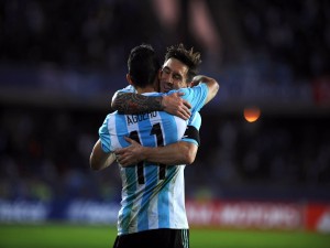 Abrazo de Messi y Agüero en el campo de juego "Copa América 2015"