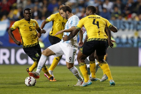 Higuaín (Argentina) rodeado de jugadores jamaicanos "Copa América 2015"