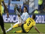 Messi (Argentina) y Hector (Jamaica) en el suelo "Copa América Chile 2015"