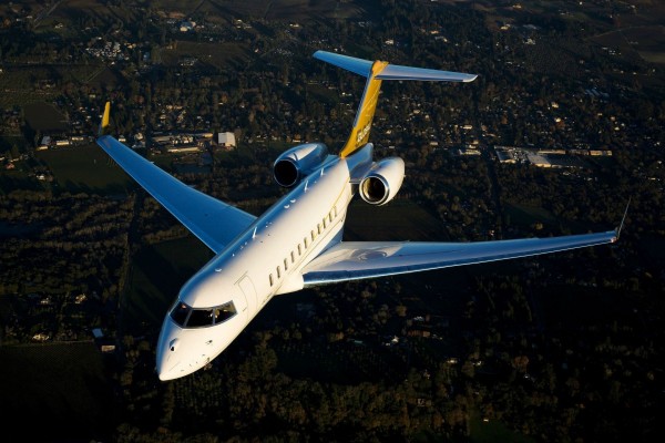 Avión volando sobre una ciudad