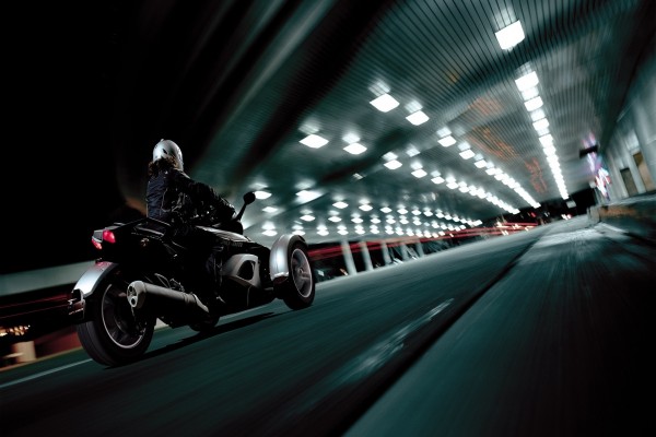 Moto BRP Can-Am Spyder circulando en un túnel