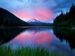 Los colores del amanecer reflejados en el lago