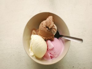 Cuenco con helado de chocolate, fresa y vainilla