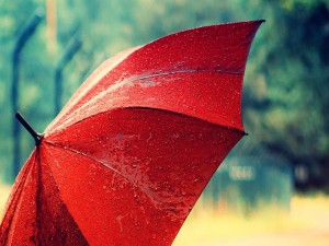 Paraguas rojo bajo la lluvia