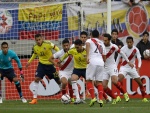Jugadores colombianos y peruanos en la portería de Pedro Gallese (Perú) "Copa América 2015"