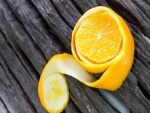 Pelando una naranja