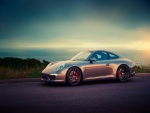Porsche 911 en una carretera costera